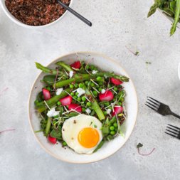 Spring Bowl mit Spargeln und Spiegelei