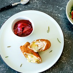 Schweins-Cordonbleu mit Kräuterspeck und Alpkäse