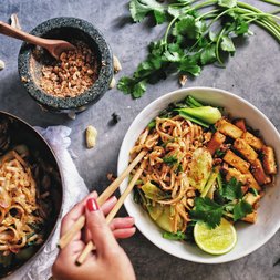 Vegane Noodle-Tempeh-Bowl mit Erdnuss-Dressing