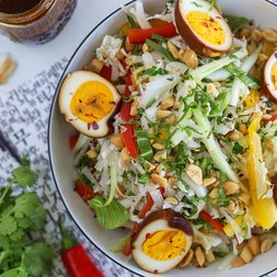 Kohlsalat mit eingelegten Eiern und Erdnüssen