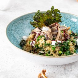 Veganes Vollkorn-Risotto mit Federkohl und Pilzen